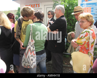 Coppia giovane e coppia di anziani in attesa in una coda Berlino Germania Foto Stock