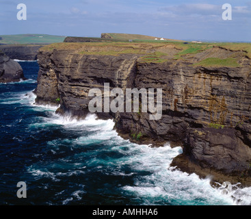 Stormy Atlantic Waves erodendo/forze sull'Irlanda costa ovest Foto Stock