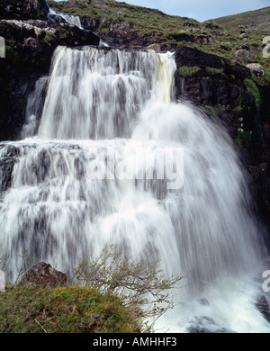 L'Irlanda, la penisola di Dingle, grande cascata di montagna a cascata verso il basso hill Foto Stock