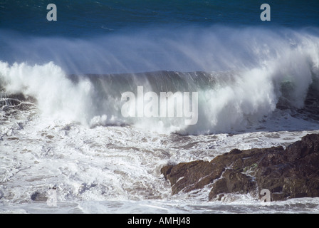 Tempesta atlantica onde si infrangono su un islandin spagnolo del Sud Atlantico Oceano Mare Foto Stock