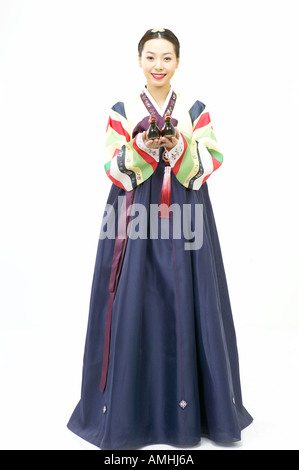 Una donna in azienda Hanbok anatra intagli sagomati Foto Stock