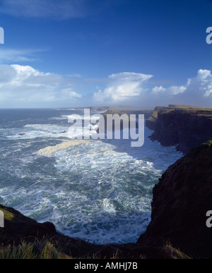 Tempesta onde si infrangono su Irlanda continente, la bellezza della natura, Foto Stock