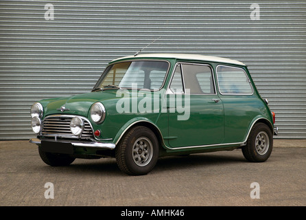 1967 Morris Mini Cooper 1275cc S salone con ruote minilite foglamps e allargata wheelarches paese di origine UK Foto Stock