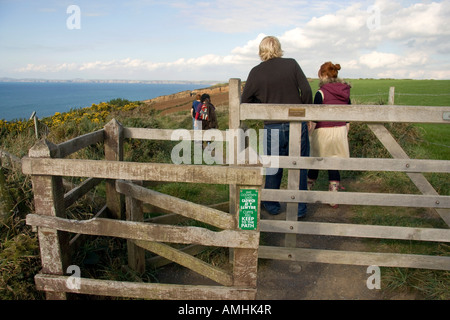 Walkers da uno stile sul Il Pembrokeshire Coast National Park che si affaccia sul mare in St Brides Bay Foto Stock