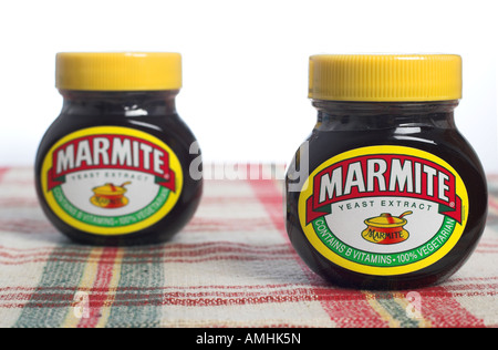 Due vasi di marmite estratto di lievito sulla tavola per solo uso editoriale Foto Stock