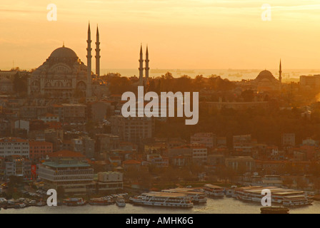 ISTANBUL, Turchia. Inverno vista al tramonto con la Moschea di Suleymaniye sulla sinistra, come si vede dalla Torre Galata. 2007. Foto Stock