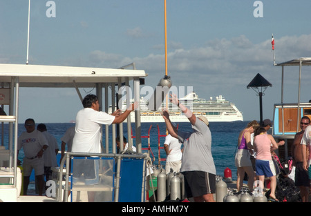 Messico, Cozumel, preparando per andare immersioni subacquee a dive resort Scuba Club Cozumel. Foto Stock