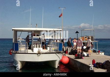 Messico, Cozumel, preparando per andare immersioni subacquee a dive resort Scuba Club Cozumel. Foto Stock