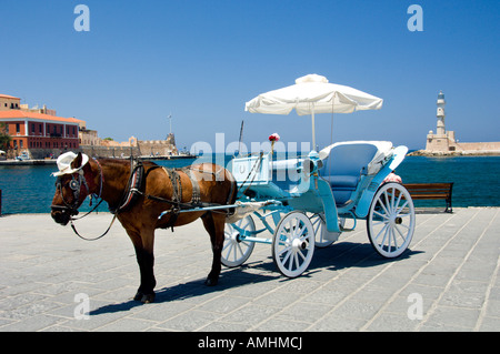 Cavallo e carrelli linea fino al waterfront di Hania sull'isola greca di Creta Foto Stock