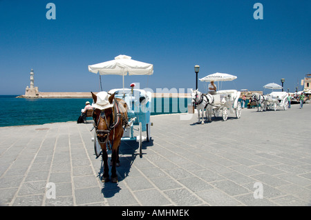 Cavallo e carrelli linea fino al waterfront di Hania sull'isola greca di Creta Foto Stock