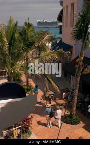 Messico, Cozumel, San Miguel, vista dalla punta Langosta centro commerciale accanto alla nave da crociera port. Foto Stock