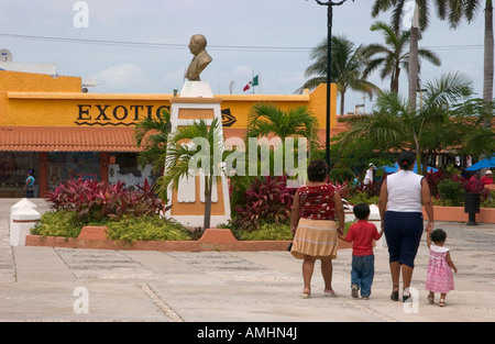 Messico, Cozumel, San Miguel, piazza con monumento a Benito Juarez Garcia. Foto Stock