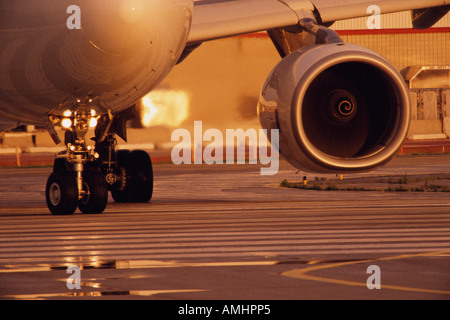 In primo piano del piano sulla pista di aeroporto internazionale Pearson di Toronto, Ontario, Canada Foto Stock