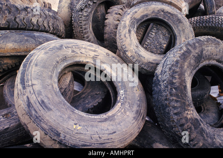 Un mucchio di truck & auto pneumatici in attesa di essere riciclato Foto Stock