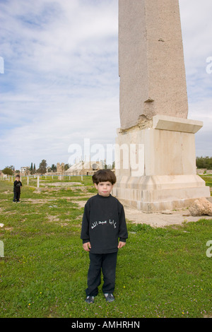 Due bambini vicino l'obelisco che segna il centro dell'ippodromo in Libano dei pneumatici Foto Stock