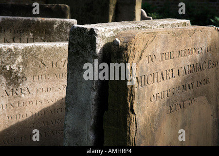 Le lapidi a St Pancras vecchia chiesa del cimitero. Camden, Londra, Inghilterra Foto Stock