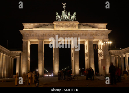 La porta di Brandeburgo e turisti di notte Berlino Germania Foto Stock