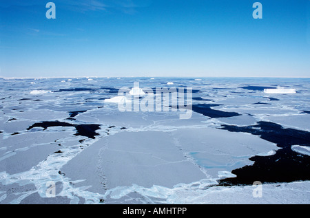 Pack di ghiaccio nel Mare di Weddell Antartide Antarktis Eis Eisfelder Eislandschaften Eisschollen Kaelte Landschaften Meer Meereis Natu Foto Stock