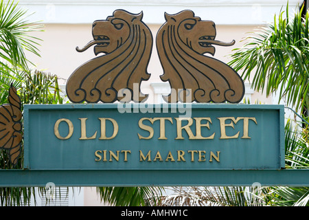 La vecchia strada pedonale piena di negozi Philipsburg St Maarten Foto Stock