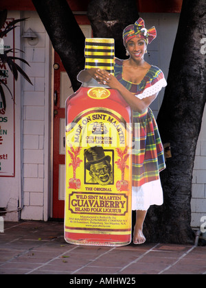 Marciapiede di pubblicità per il rum guavaberry liqueur shopping Philipsburg St Maarten Foto Stock