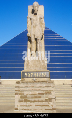 La Piramide Sports Arena di Memphis TN con statua di Ramses in entrata Foto Stock