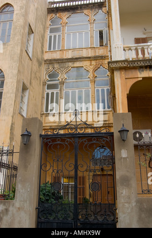 Entrata in un classico edificio di pietra Beirut Libano Foto Stock