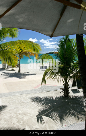 Pantina parasole ombrello accanto a Great Bay beach promenade Holland House Beach Hotel Philipsburg St Maarten Foto Stock