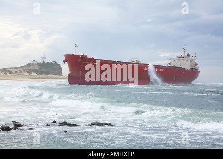 8 Giugno 2007 Il Pasha Bulker deviati sulla spiaggia Nobby Newcastle Nuovo Galles del Sud Australia. Foto Stock