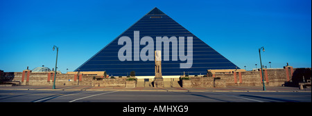 Vista panoramica della piramide Sports Arena di Memphis TN con statua di Ramses in entrata Foto Stock