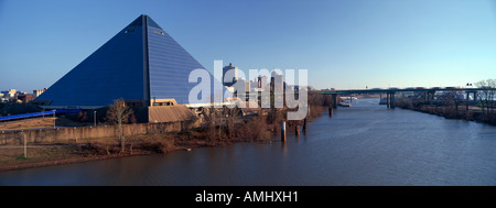 Vista panoramica della piramide Sports Arena di Memphis TN con statua di Ramses in entrata Foto Stock