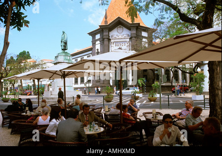 Madeira, Funchal, Golden Gate Grand Cafe in der Avenida Arriaga 29, dahinter das Denkmal für Joao Goncalves Zarcos, den Entdecke Foto Stock