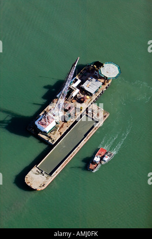 Al di sopra dell'antenna dragare chiatte e battelli rimorchiatore dragaggio del porto di Oakland estuario nella baia di San Francisco Foto Stock