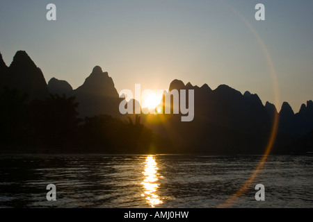 Tramonto sul Fiume Li carsico calcareo formazioni montuose di Guilin, Yangshuo Cina Foto Stock