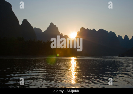 Tramonto sul Fiume Li carsico calcareo formazioni montuose di Guilin, Yangshuo Cina Foto Stock