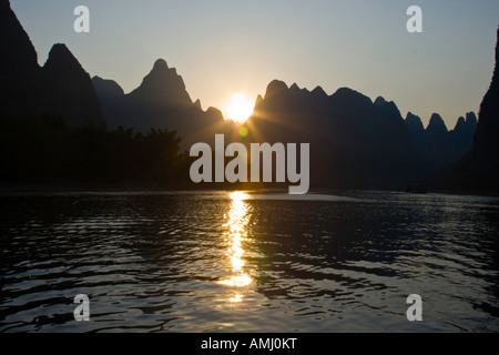 Tramonto sul Fiume Li carsico calcareo formazioni montuose di Guilin, Yangshuo Cina Foto Stock