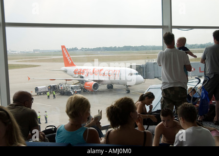 I passeggeri in attesa presso il cancello di partenza a bordo di un aereo EasyJet presso l'aeroporto di Stansted Londra Inghilterra REGNO UNITO Foto Stock