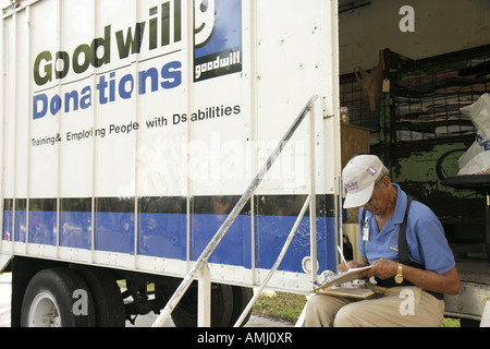Miami Florida,Coral Gables,Coral Way,Miracle Mile,Goodwill Donations,Hispanic maschio worker,Workers,FL071015012 Foto Stock