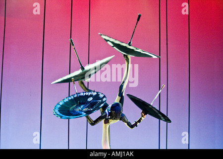 Bilanciamento ombrello nazionale cinese Troupe acrobatica teatro universale di Pechino CINA Foto Stock