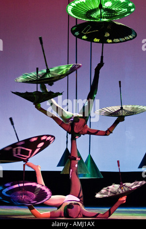 Bilanciamento ombrello nazionale cinese Troupe acrobatica teatro universale di Pechino CINA Foto Stock