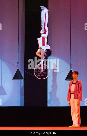 Monociclo Tightrope Nazionale Cinese di acrobazie Troupe Teatro universale di Pechino CINA Foto Stock