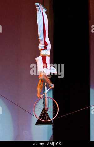 Monociclo Tightrope Nazionale Cinese di acrobazie Troupe Teatro universale di Pechino CINA Foto Stock