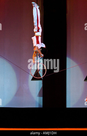 Monociclo Tightrope Nazionale Cinese di acrobazie Troupe Teatro universale di Pechino CINA Foto Stock