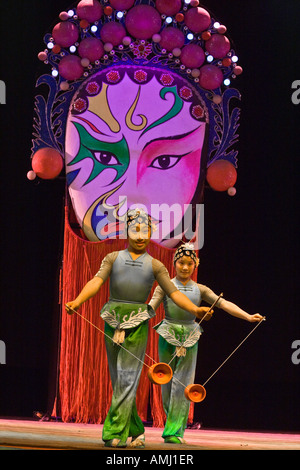 Nazionale Cinese Troupe acrobatica teatro universale di Pechino CINA Foto Stock