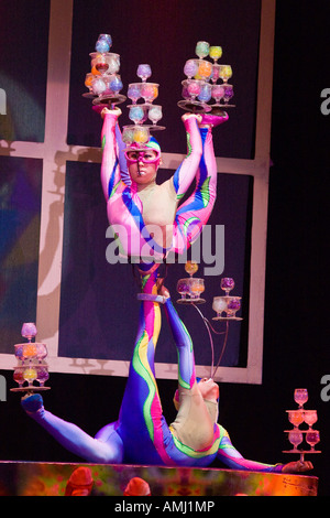 Occhiali di bilanciamento nazionale cinese Troupe acrobatica teatro universale di Pechino CINA Foto Stock