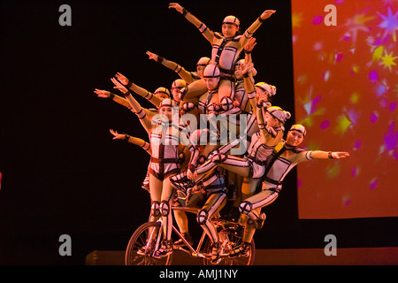 Bilanciamento di biciclette cinesi nazionali Troupe acrobatica teatro universale di Pechino CINA Foto Stock