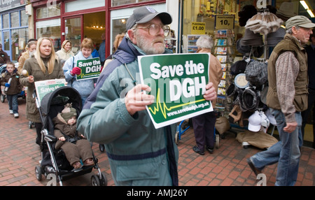 I manifestanti contrari al potenziale tagli alla locale unità di maternità marzo a Eastbourne Town Center. Inghilterra, Regno Unito. Foto Stock