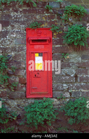 Tradizionale rurale royal mail postbox Foto Stock