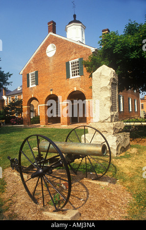 Mattone rosso courthouse con il cannone in primo piano Fairfax County VA Foto Stock