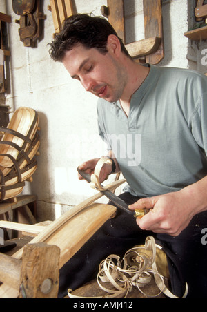 Tim Franks rendendo trugs giardino in modo tradizionale a mano con un coltello per trarre da Willow e legno di castagno a Herstmonceux. Foto Stock