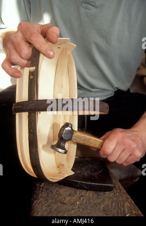 Tim Franks rendendo trugs giardino in modo tradizionale a mano con un martello a Herstmonceux Sussex. Foto Stock